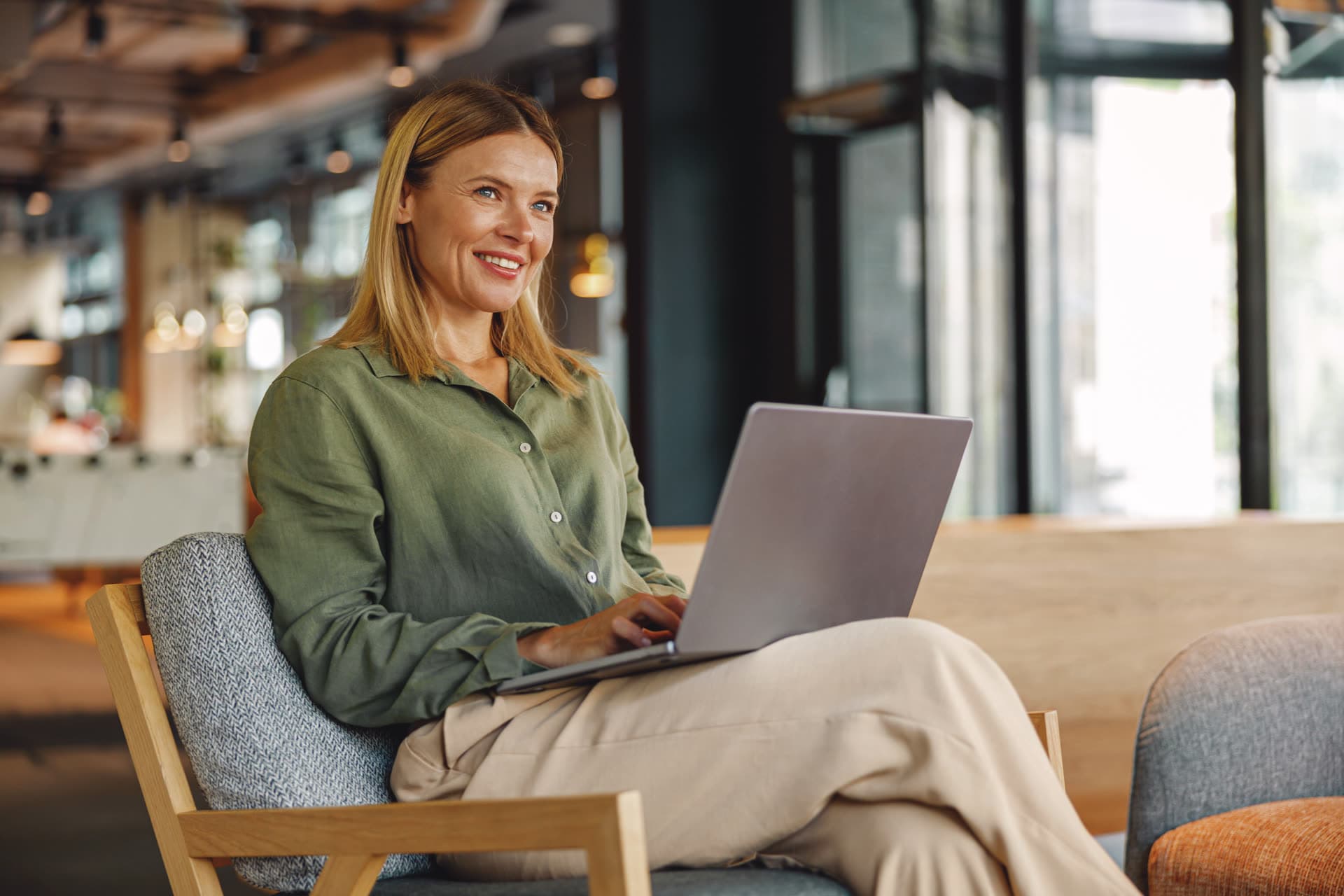 How AccessMom Pro delivers — marketplace plus consultant support.